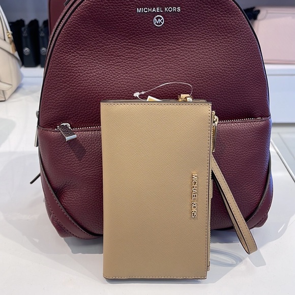 MICHAEL KORS LARGE DOUBLE ZIP WRISTLET WALLET PHONE CASE CLUTCH 
Camel
NWT - Picture 1 of 16